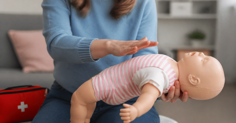 Erste Hilfe bei Baby-Erstickungsanfällen