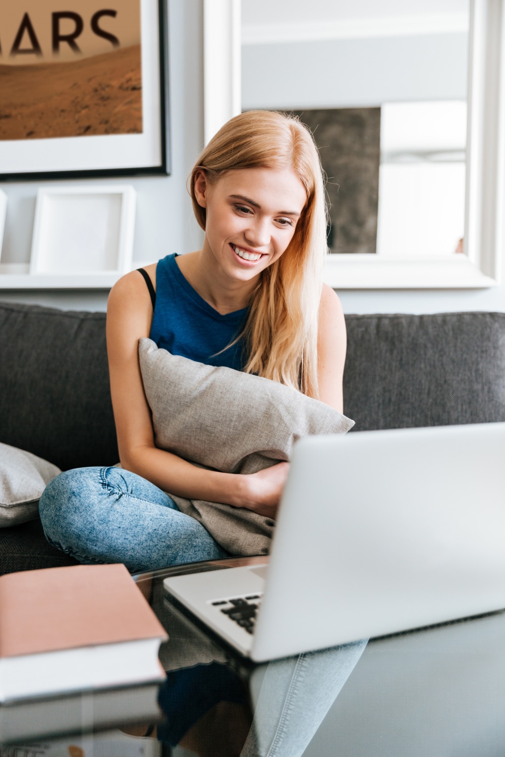 Teilnehmerin lernt den Erste-Hilfe-Kurs online am Laptop